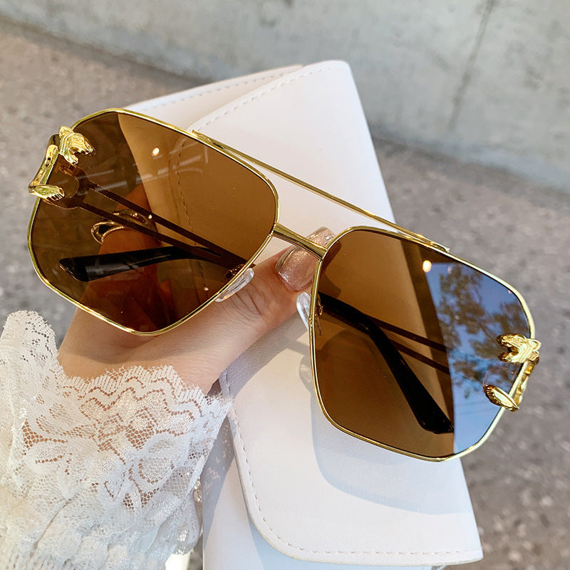 Ladies square sunglasses with luxurious metal frame Bowlift