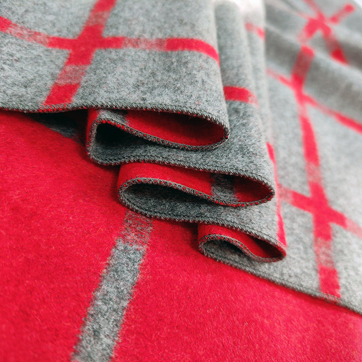 Women's Elegant and Warm Scarf with Modern Check Pattern Bowlift