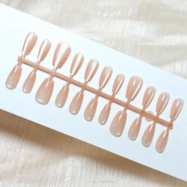 Artificial nails in the elegant nail art set Bowlift