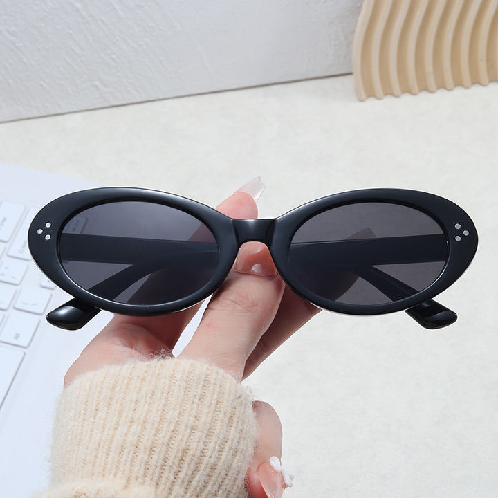 Ladies fashionable sunglasses in elegant oval design Bowlift
