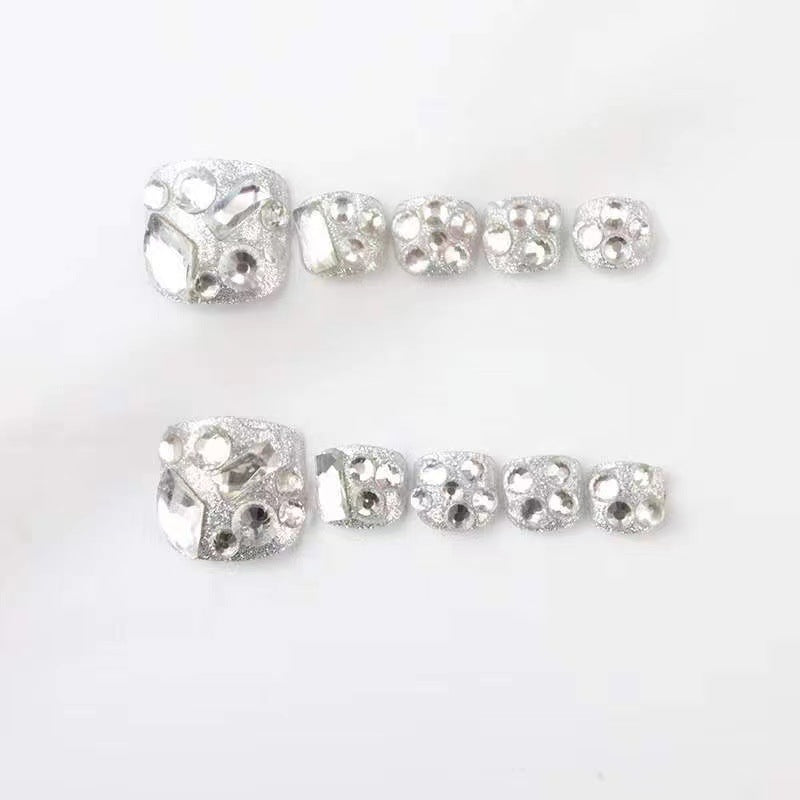 Glamorous flip-flops with rhinestones and pearls Bowlift