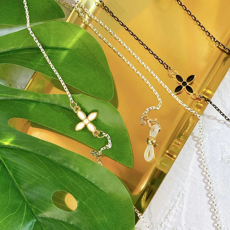 Elegant jewelry chain with filigree pendant Bowlift