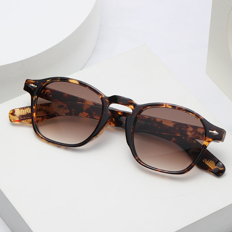 Women rebellious retro-inspired sunglasses Bowlift