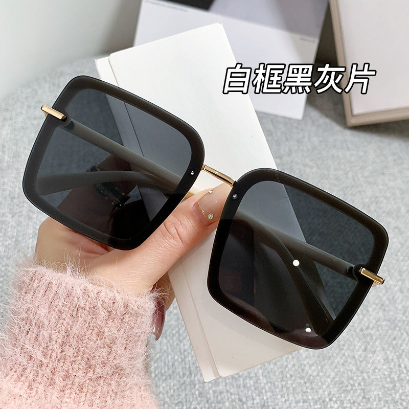 Women's trendy sunglasses in modern square design Bowlift