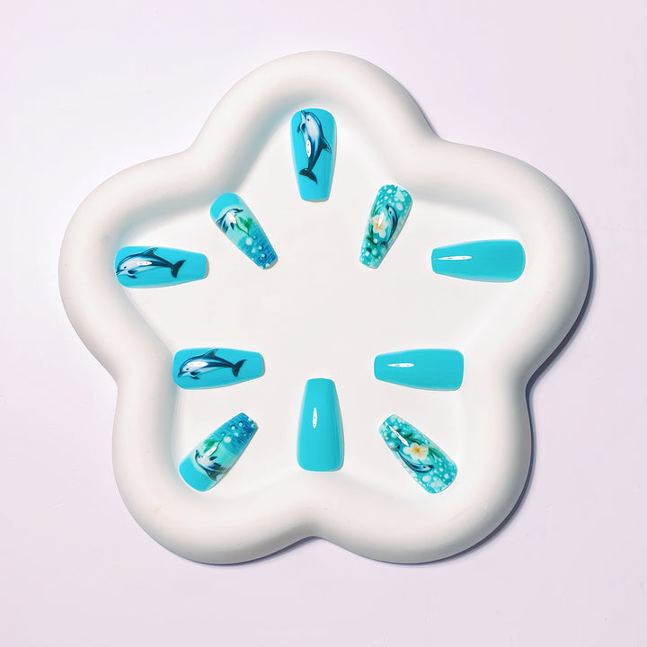 Artificial nails with underwater inspired marine motif Bowlift