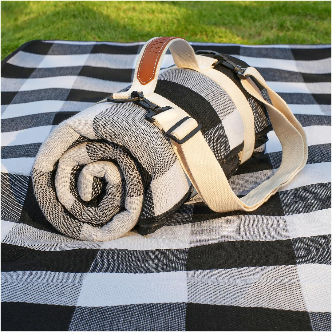 Unisex practical picnic blanket with carrying handle and water-repellent surface Bowlift