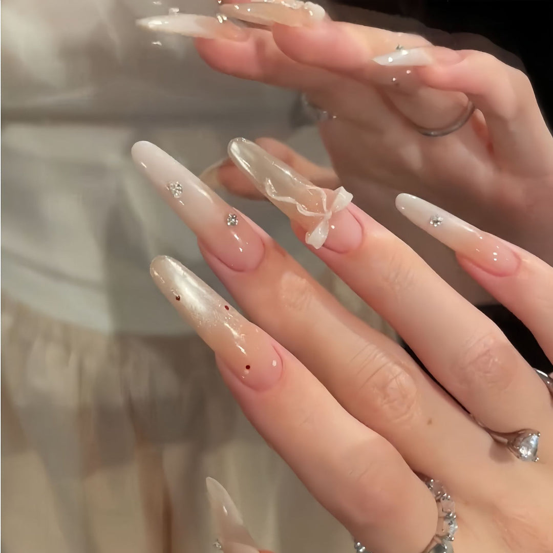 Artificial nails with elegant accents Bowlift