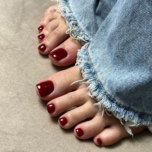 Elegant toenail art in luxurious Bordeaux look Bowlift
