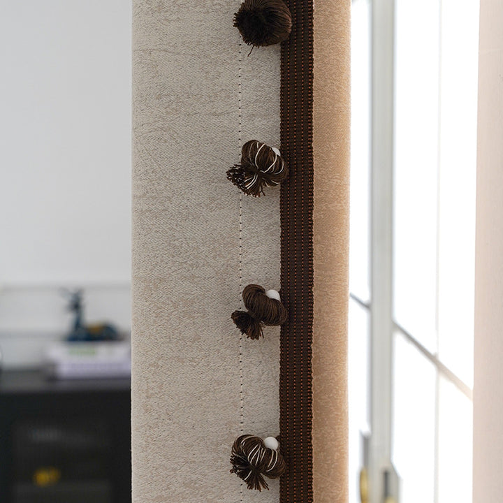 Decorative curtain trim with pompons Bowlift