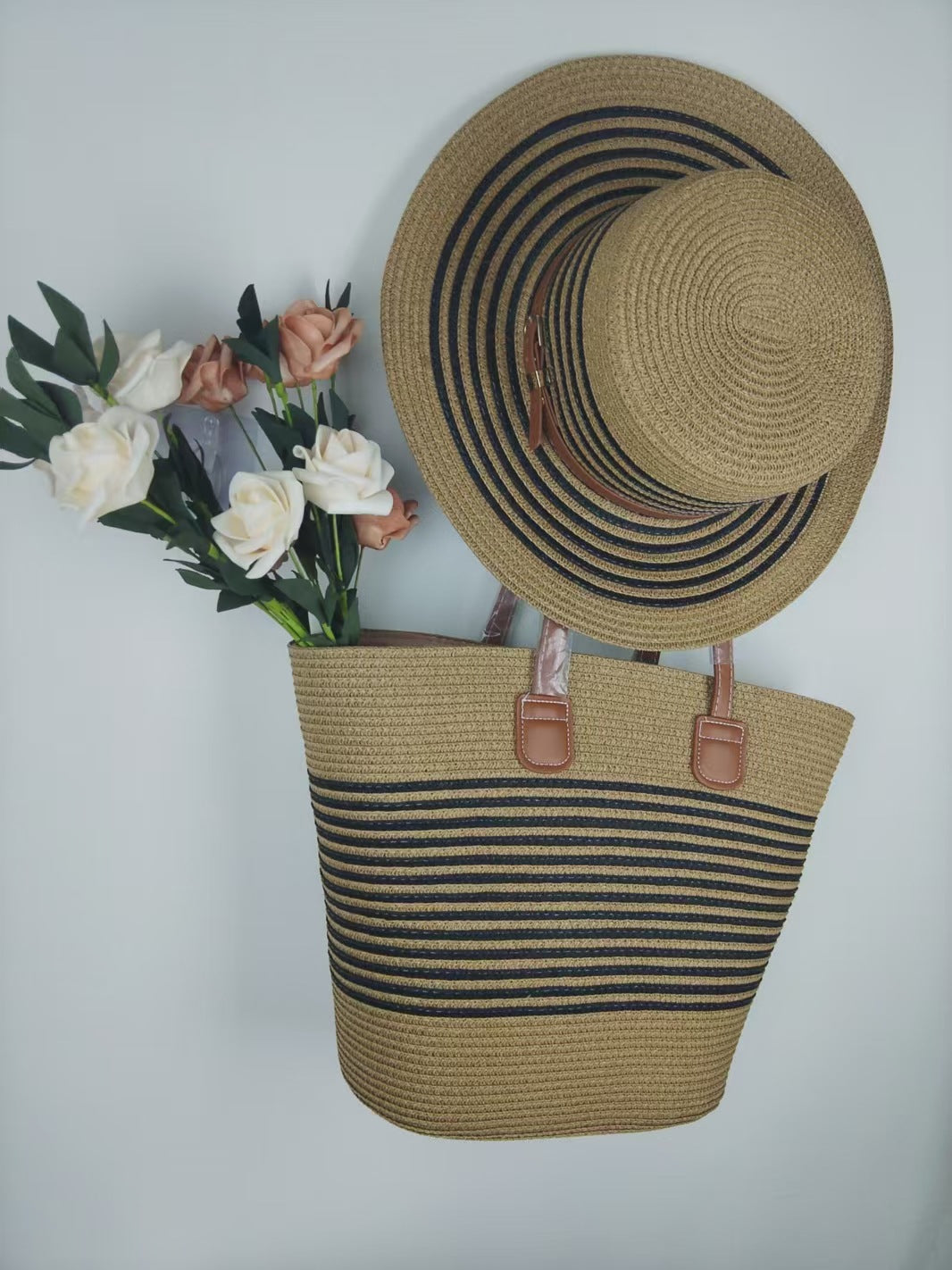 Sleek beach bag with matching sun hat Bowlift