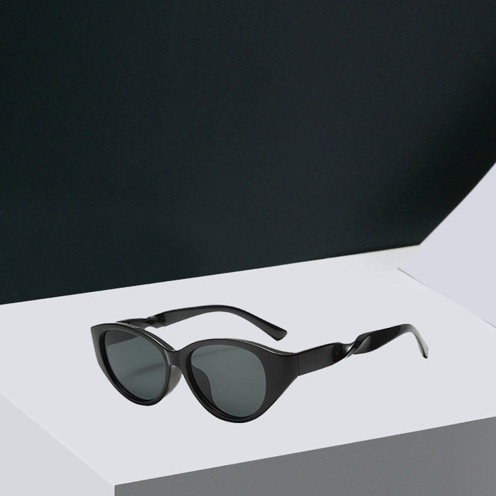 Women Vintage-inspired Sunglasses with Textured Frame Bowlift