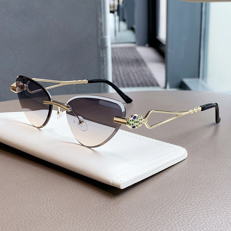 Ladies Cat-Eye Glasses Bowlift