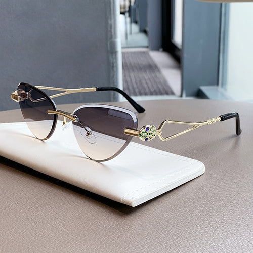 Ladies Cat-Eye Glasses Bowlift