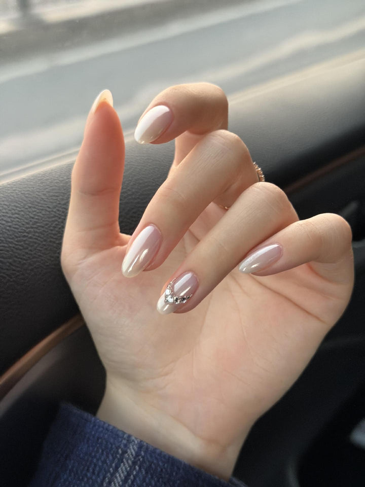 Artificial artificial nails with elegant decorative details Bowlift