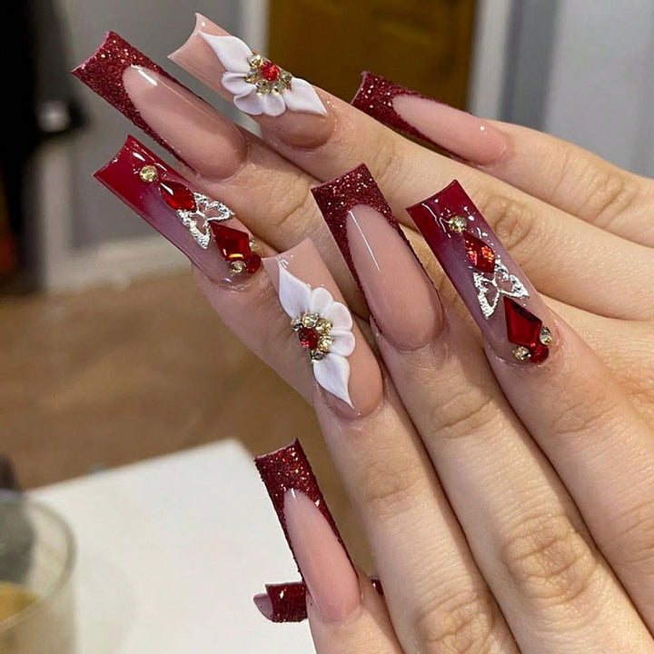 Elegant Artificial Nail Tips with Gold Accents Bowlift