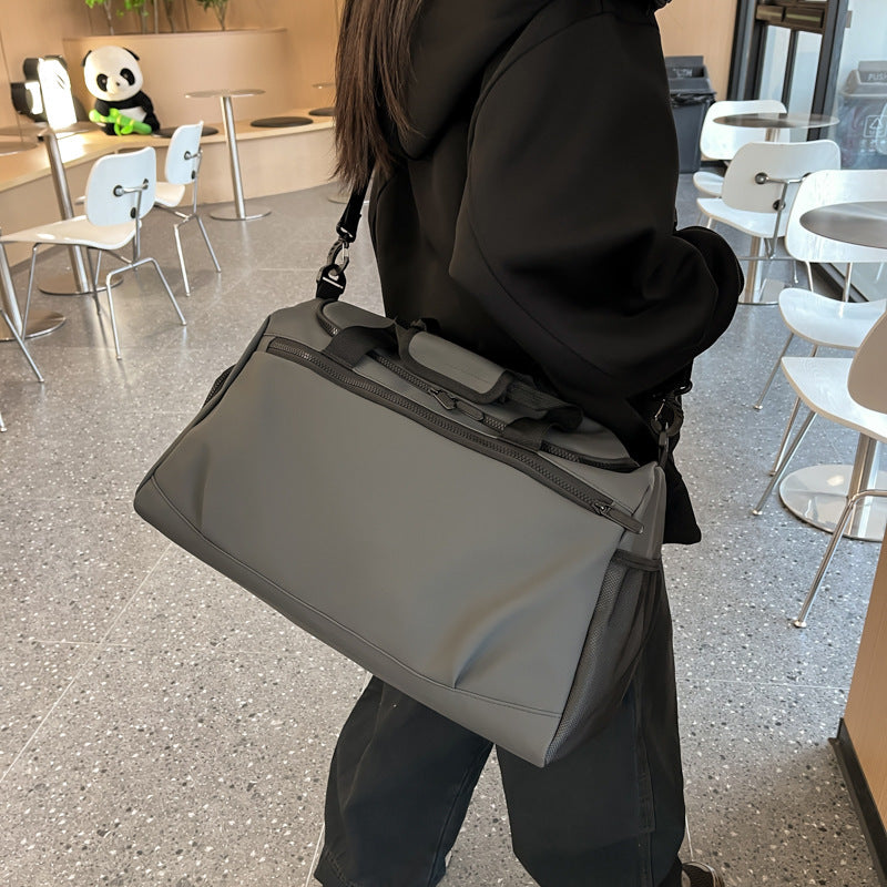 Sporty travel bag with reinforced carrying handles and multiple compartments Bowlift