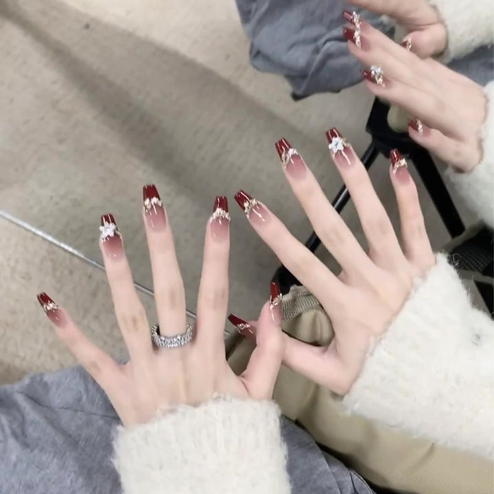 Artificial nail set with elegant glittering accents and romantic design Bowlift