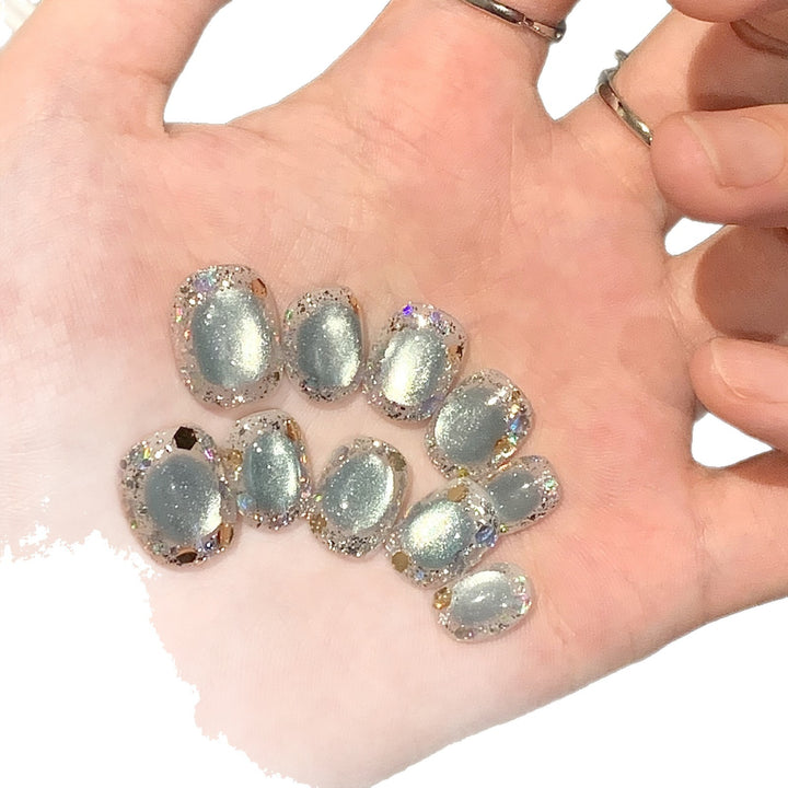 Artificial nails with glamorous accents Bowlift