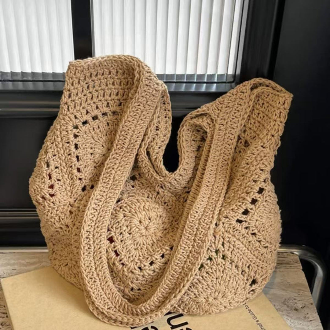 Handbag made of braided natural material with tassel details Bowlift