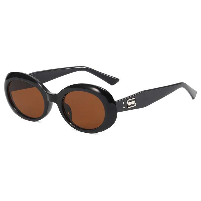 Women Retro-inspired Sunglasses with Wide Frame Bowlift