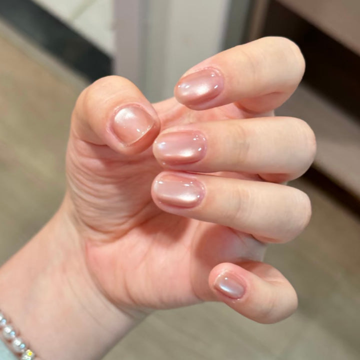 Artificial nails with elegant shine effect Bowlift
