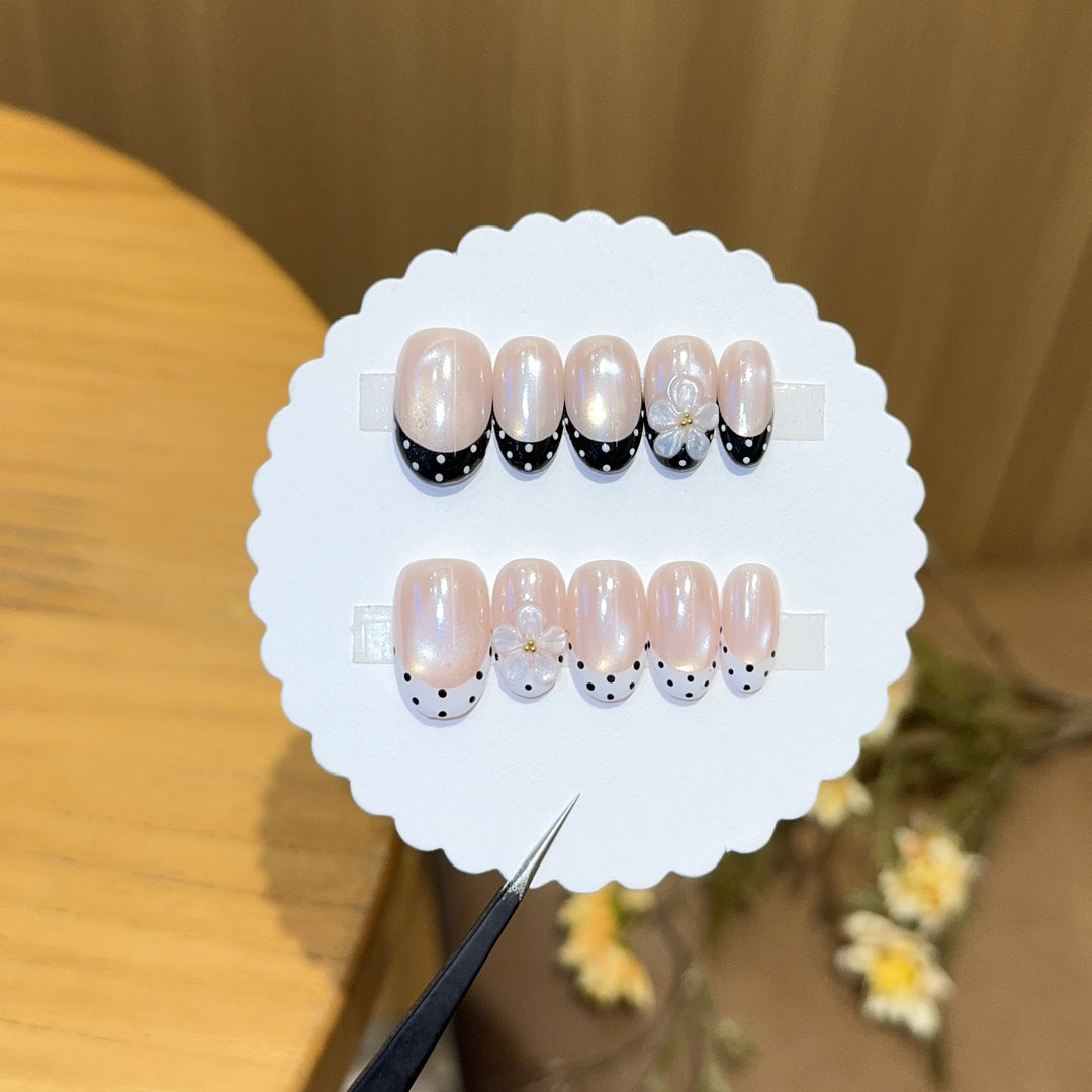 Decorative artificial nails with elegant accents Bowlift