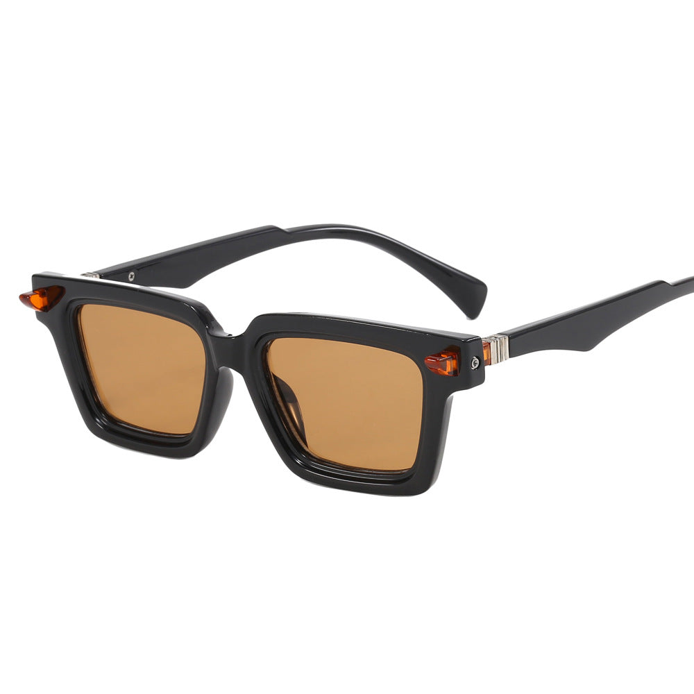 Women Vintage-inspired Sunglasses with Distinctive Frame Bowlift