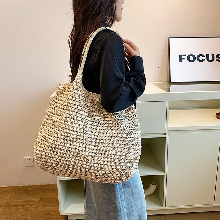 Bag Made of Natural Weave Bowlift