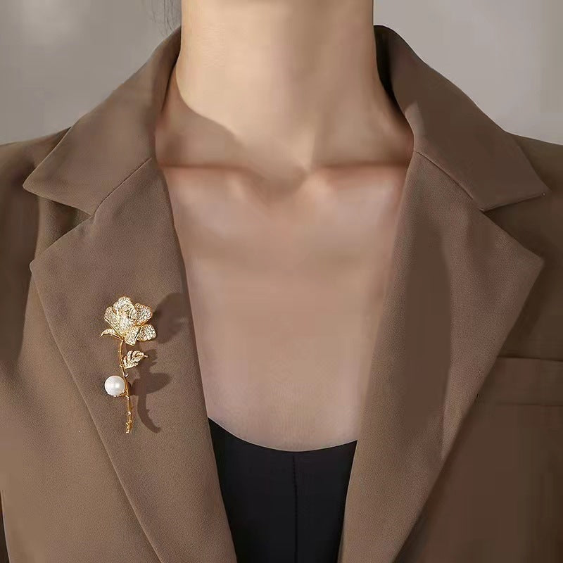 Elegant Brooch in Flower Shape with Rhinestones and Pearl Bowlift