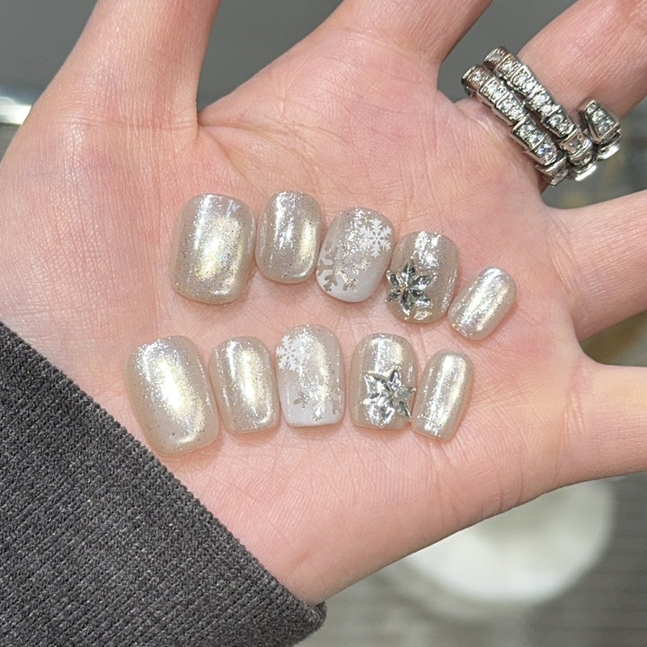 Artificial nails with festive snowflake design Bowlift