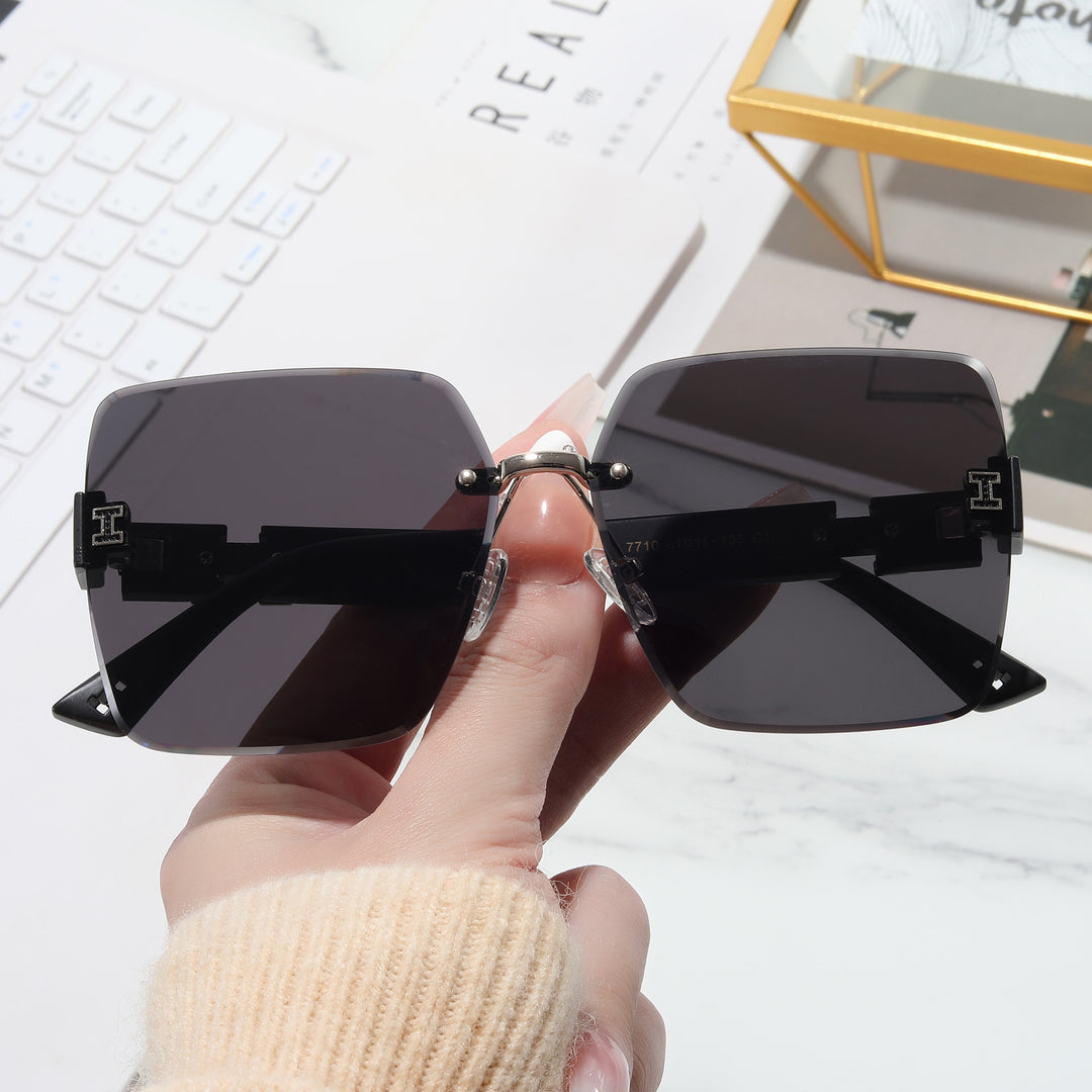 Women's oversized square sunglasses with stylish accents Bowlift
