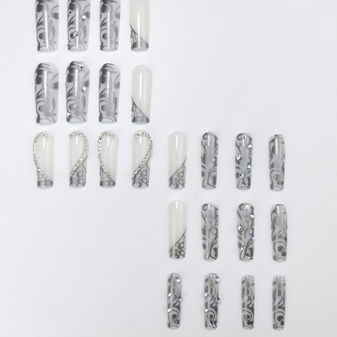 Artificial nails with sparkling rhinestones Bowlift