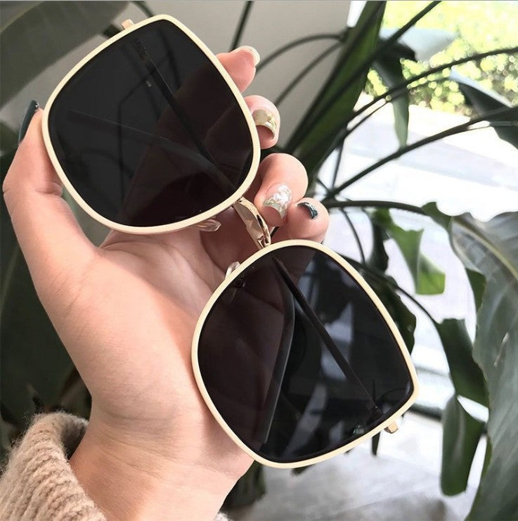 Women's modern square sunglasses with wide temples Bowlift