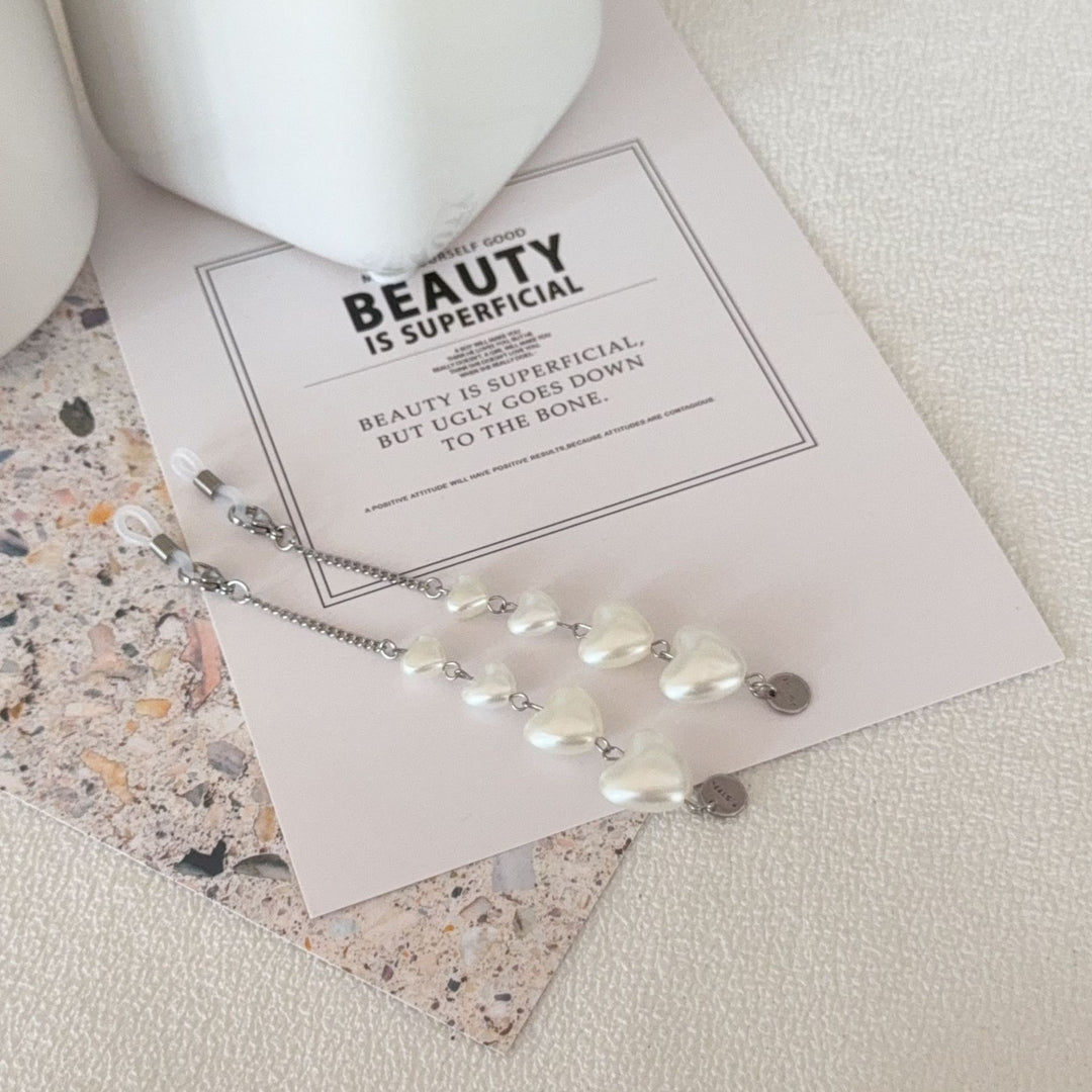 Heart-Shaped Pearl Accented Eyewear Chain Bowlift