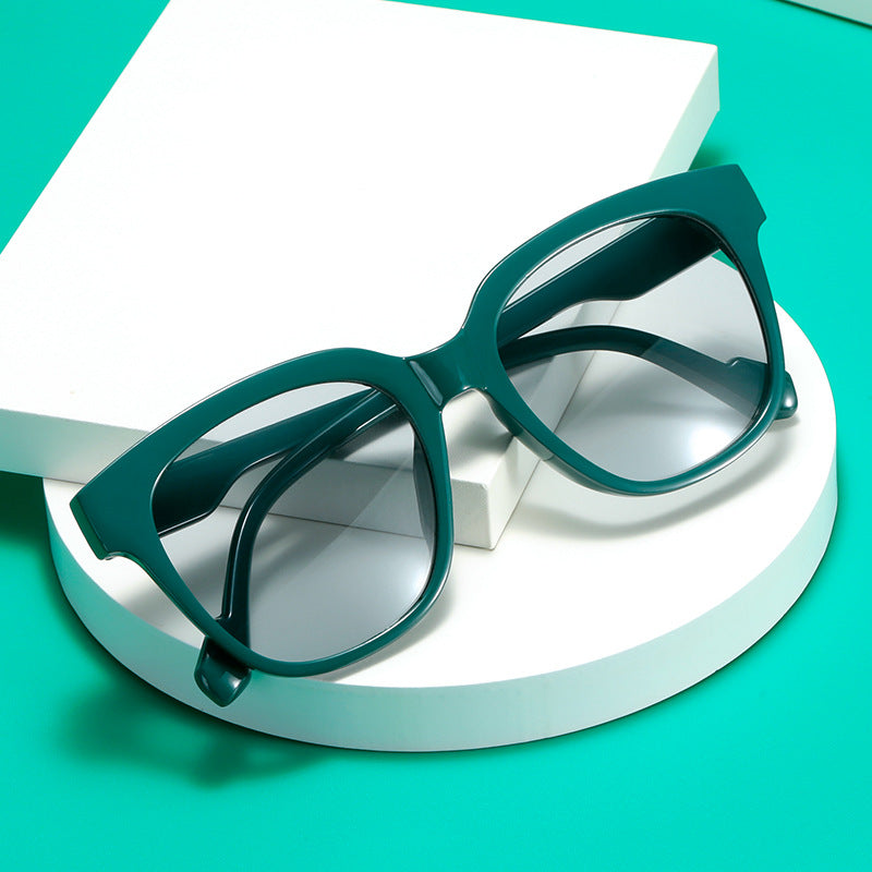 Women’s classic sunglasses with modern oversized frame Bowlift