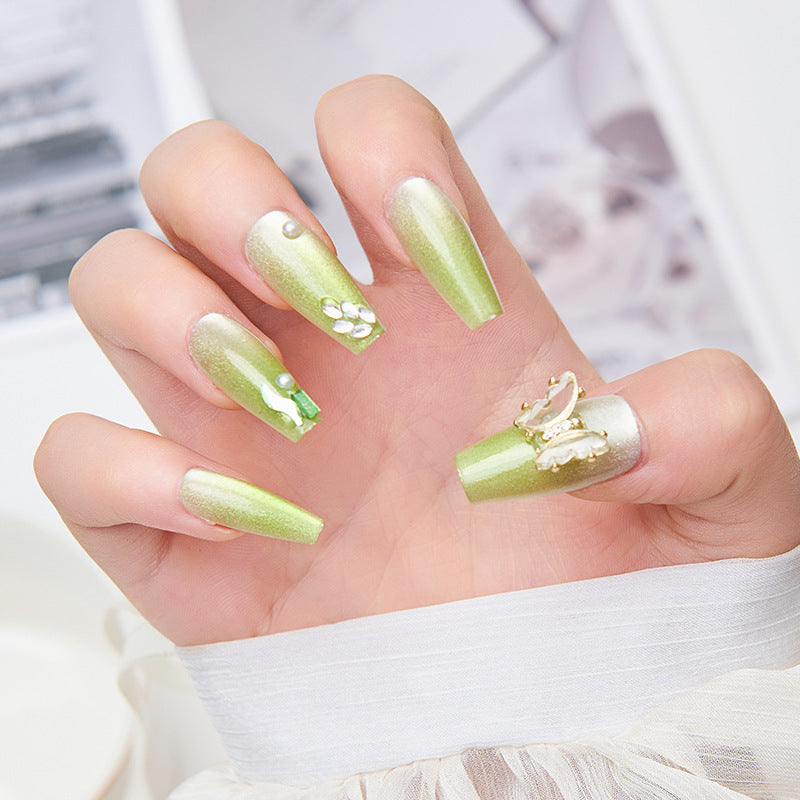 Artificial nails with butterfly accents and glitter details Bowlift