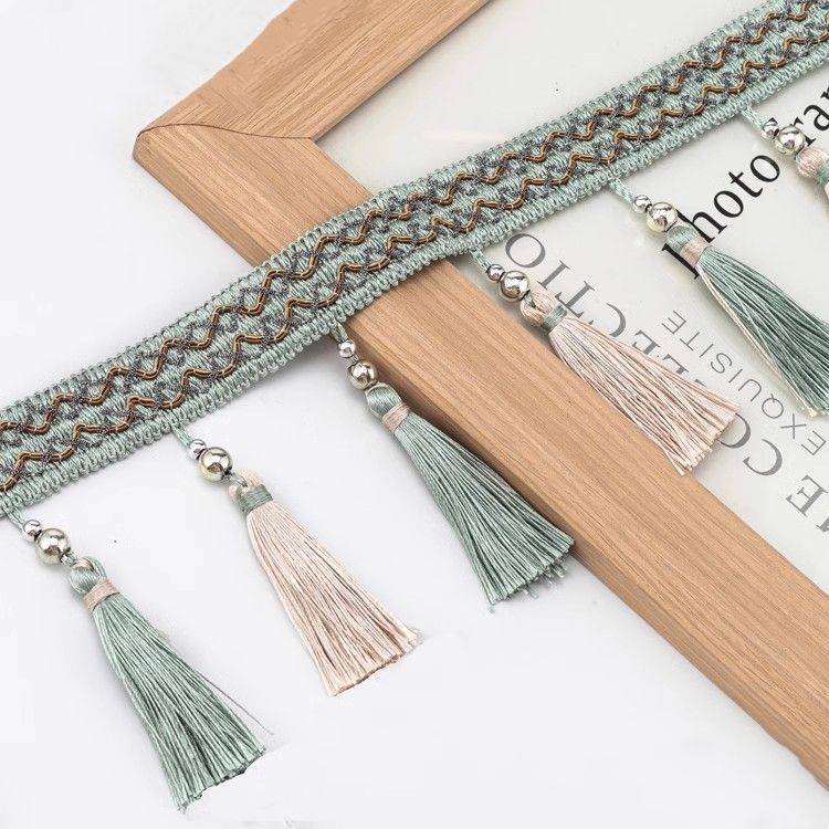 Decorative tassel trim Bowlift