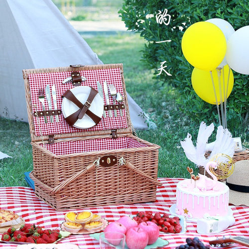 Women's picnic basket with integrated dish set and insulating elements Bowlift