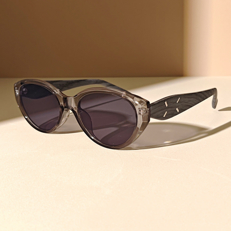 Fashionable Sunglasses in Elegant Cat-Eye Style Bowlift