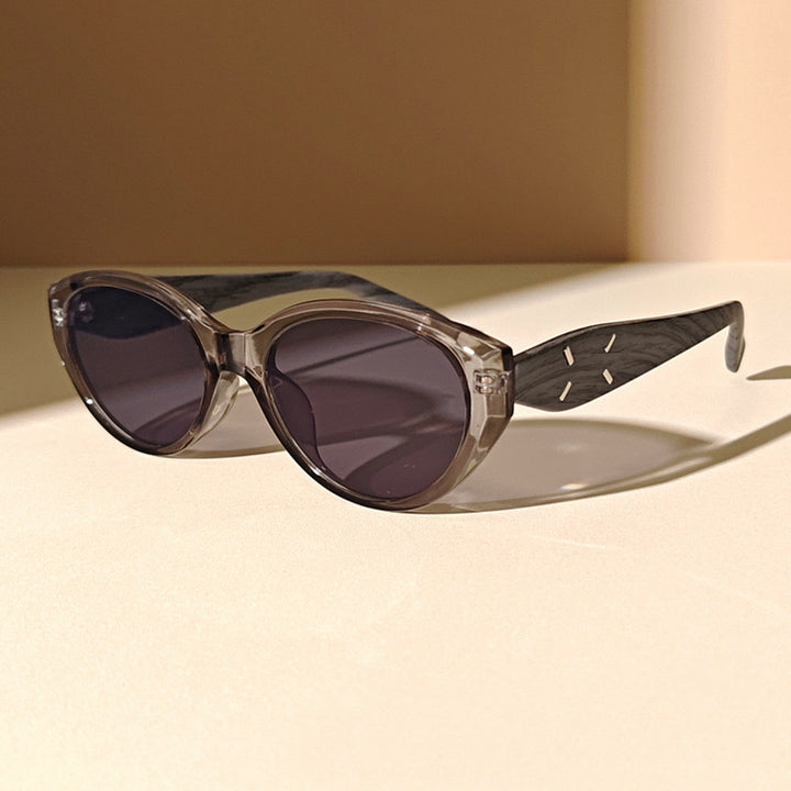 Fashionable Sunglasses in Elegant Cat-Eye Style Bowlift