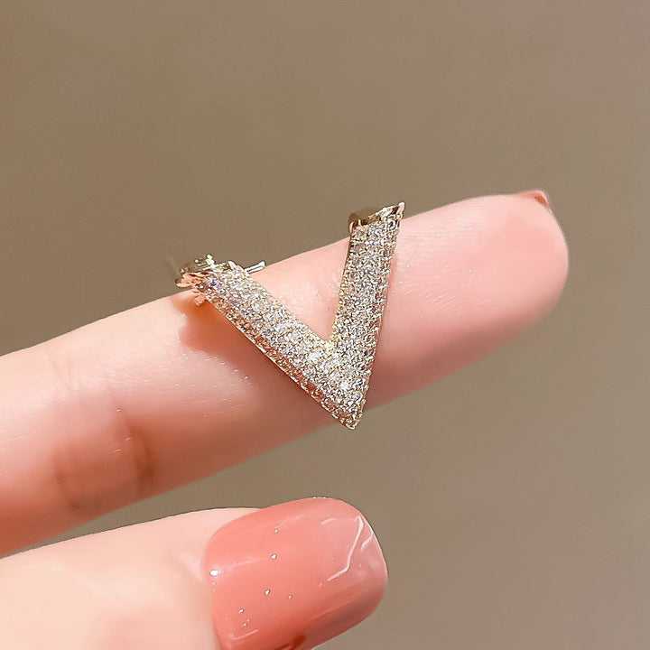 Elegant V-Shaped Brooch with Sparkling Crystals Bowlift