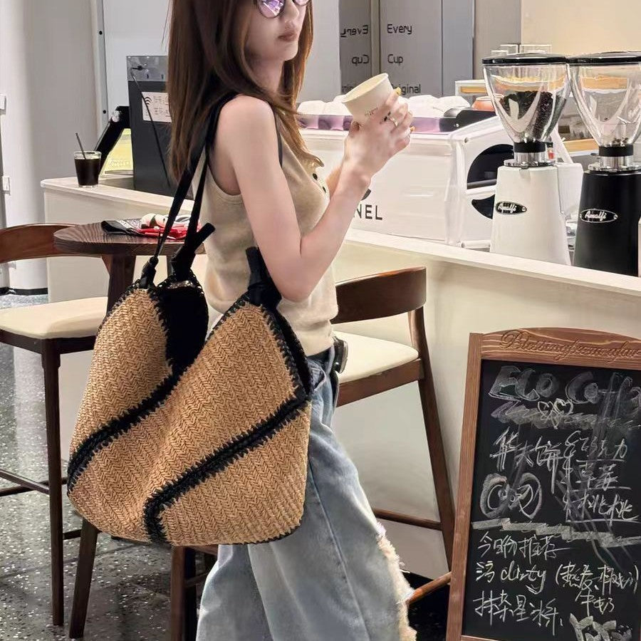Trendy and Handmade Tote Bag Made from Natural Material Bowlift