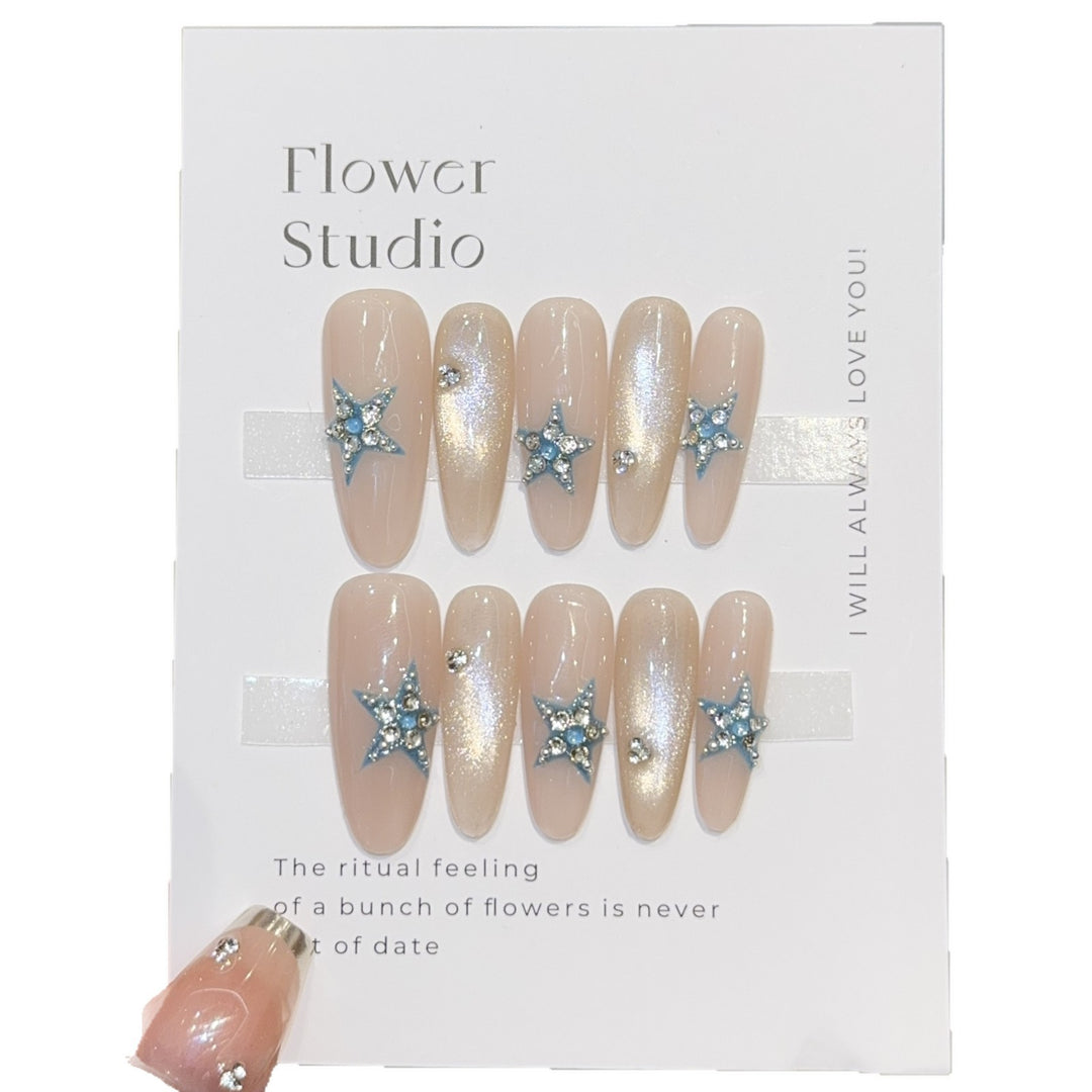 Glamorous artificial nails with star accents Bowlift