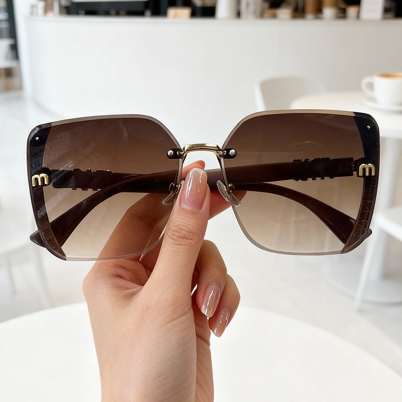 Fashionable Oversized Sunglasses Bowlift