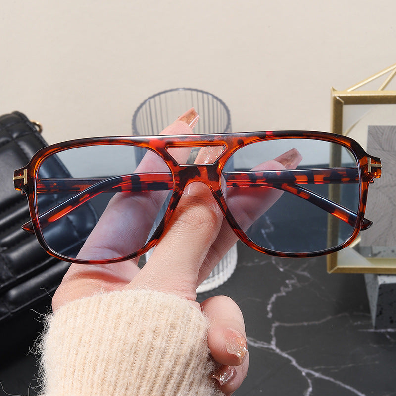 Women’s fashionable glasses with a fine frame and strict contours Bowlift