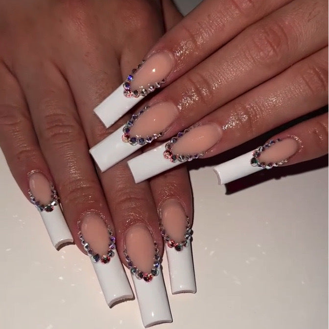 Artificial nail set with glamorous rhinestones and elegant tip decorations Bowlift