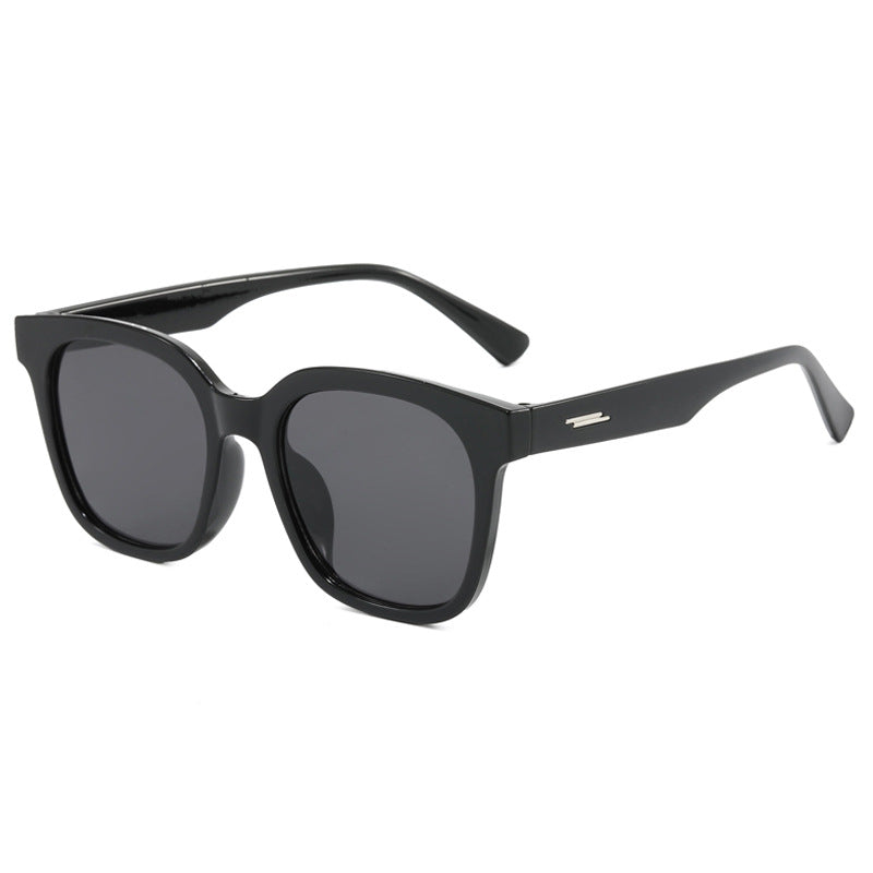 Women's sunglasses with a modern, angular plastic frame Bowlift