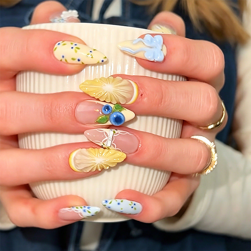 Artful nail set with floral accents Bowlift