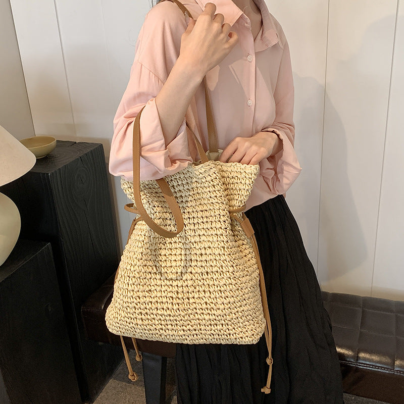 Casual straw bag with modern drawstring Bowlift
