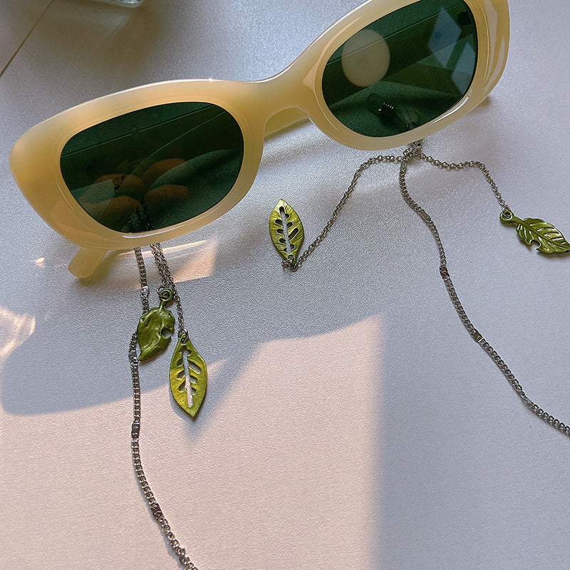 Fashionable glasses holder chain with leaf motifs Bowlift